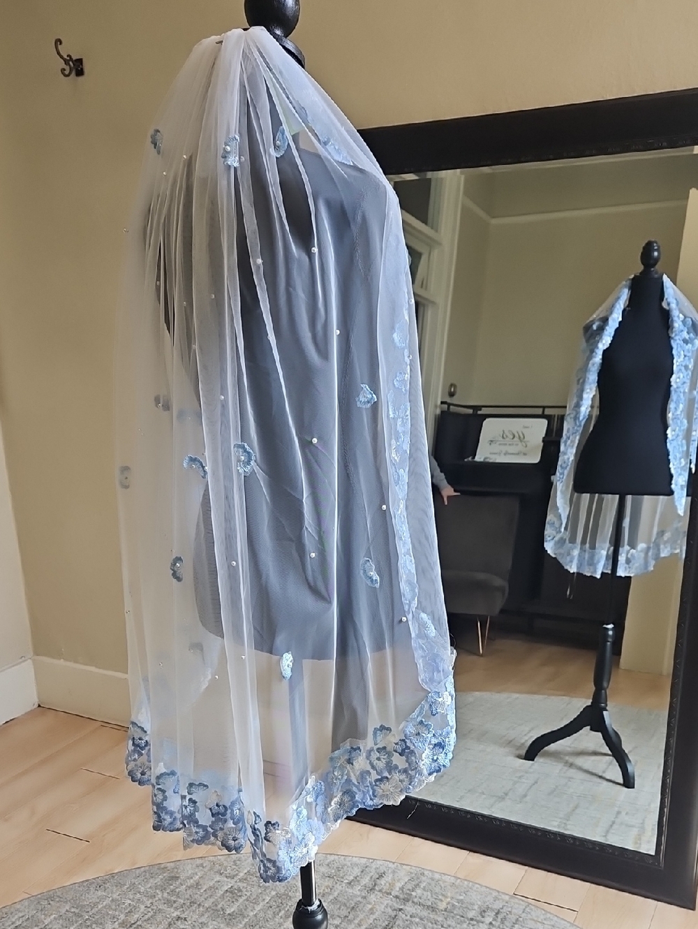 39" white & blue veil, 1 tier, lace applique edge w/ scattered pearls and metal - Picture 3 of 17